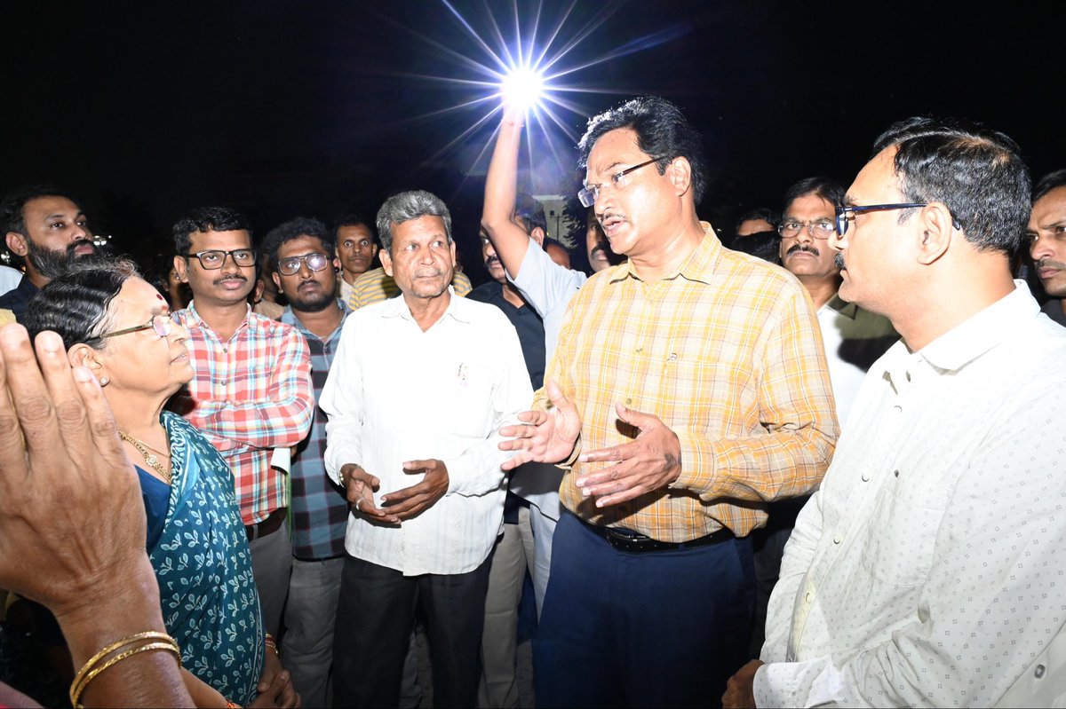 Comm_HYDRAA's tweet image. -ప్రజావాణి ఫిర్యాదులపై హైడ్రా కమిషనర్ క్షేత్ర స్థాయి పరిశీలన
-ఉదయం నుంచి రాత్రి వరకు పర్యటన
-నాలాల ఆక్రమణలు తొలగించాలని ఆదేశం
-చెరువుల కబ్జాలపై క్షేత్ర స్థాయి పరిశీలన

❇️ ప్రజావాణి ఫిర్యాదులను హైడ్రా కమిషనర్ శ్రీ ఏవీ రంగనాథ్ గారు బుధవారం క్షేత్రస్థాయిలో పరిశీలించారు. ఉదయం 10 గంటల…