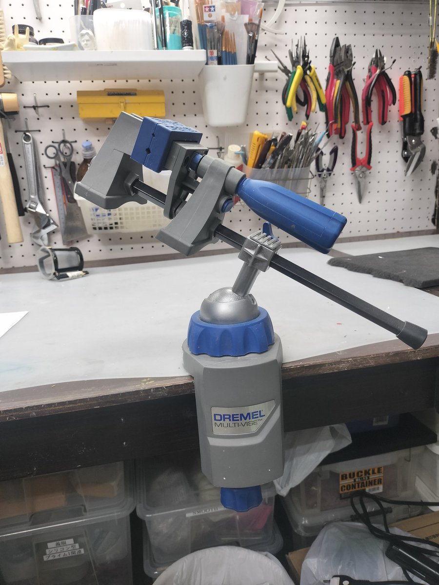 k_ma5at0's tweet image. 今日は作業机の相棒をご紹介！
DREMELのマルチバイスです！
向きを自由に変えられて、角度調整もスムーズで
ちょっとした固定や削りやダミーの植毛刺し等、物凄い活躍してくれてます😊✨✨✨

#sculpture #artstudio #workshop #tools #dremel #sculptingtools #makerlife #workbench