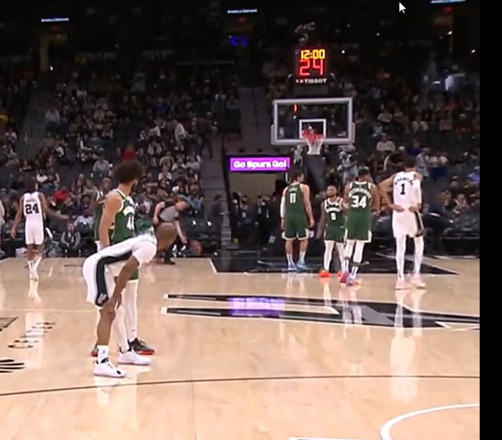 kwakujr23's tweet image. Sochan clearing Ekitike like that is jokes, type of guy to bully a yute like VVD if he played footy

#DifferentLevels #Wembanyama 
x.com/kwakujr23/stat…