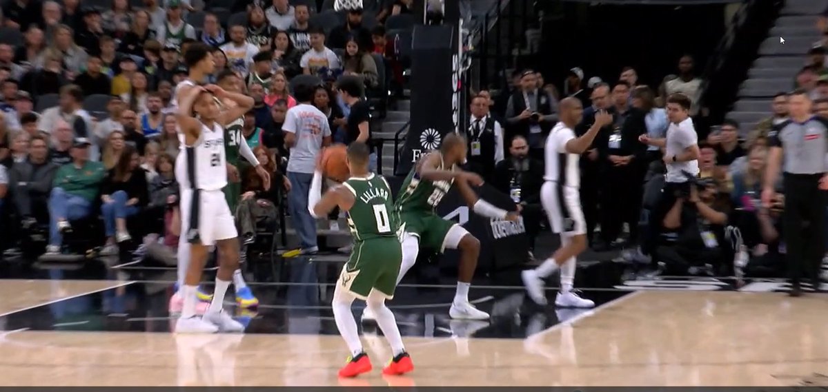 kwakujr23's tweet image. Sochan clearing Ekitike like that is jokes, type of guy to bully a yute like VVD if he played footy

#DifferentLevels #Wembanyama 
x.com/kwakujr23/stat…