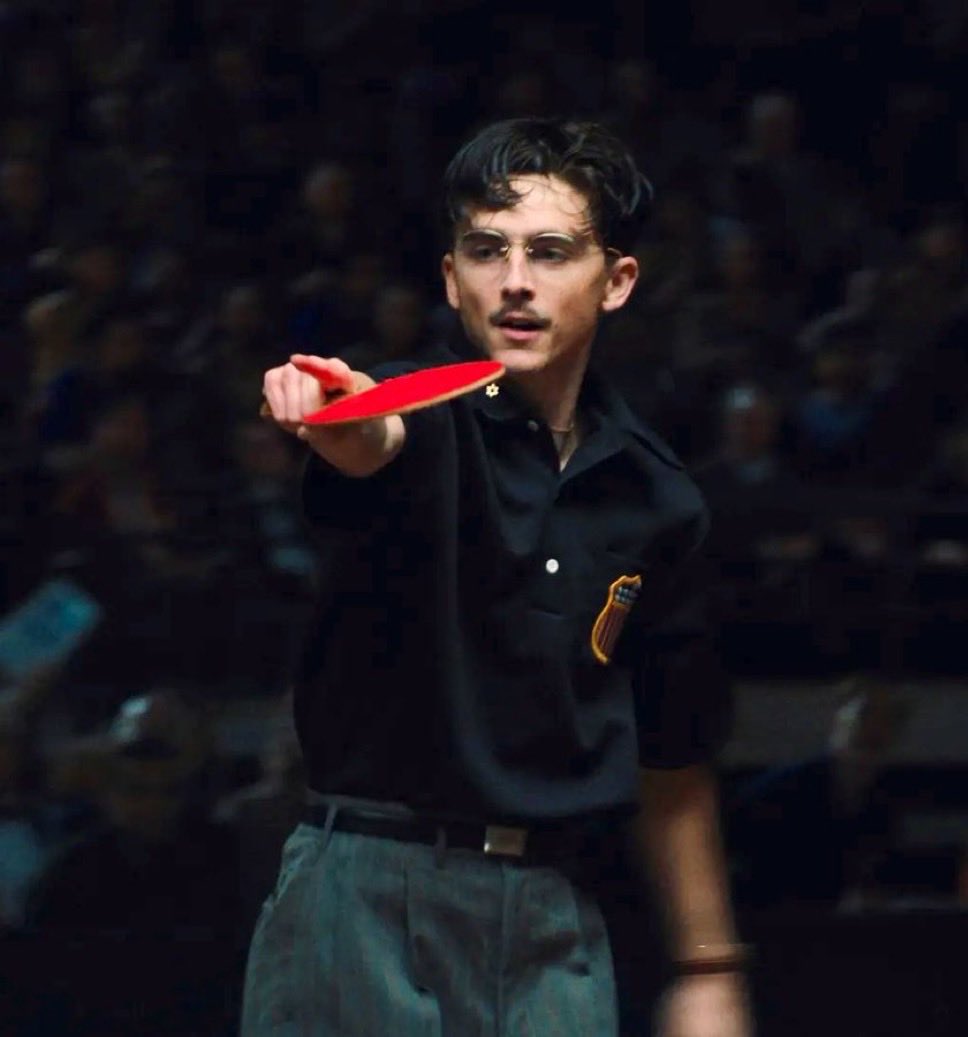 DailyPop__'s tweet image. Timothée Chalamet prend des cours de ping-pong depuis 2018 pour se préparer à ‘MARTY SUPREME’ et a continué même en tournant d’autres projets :

« J’avais une table à Londres pendant le tournage de Wonka. Sur Dune 2, j’avais des tables à Budapest et en Jordanie. J’en avais une à…