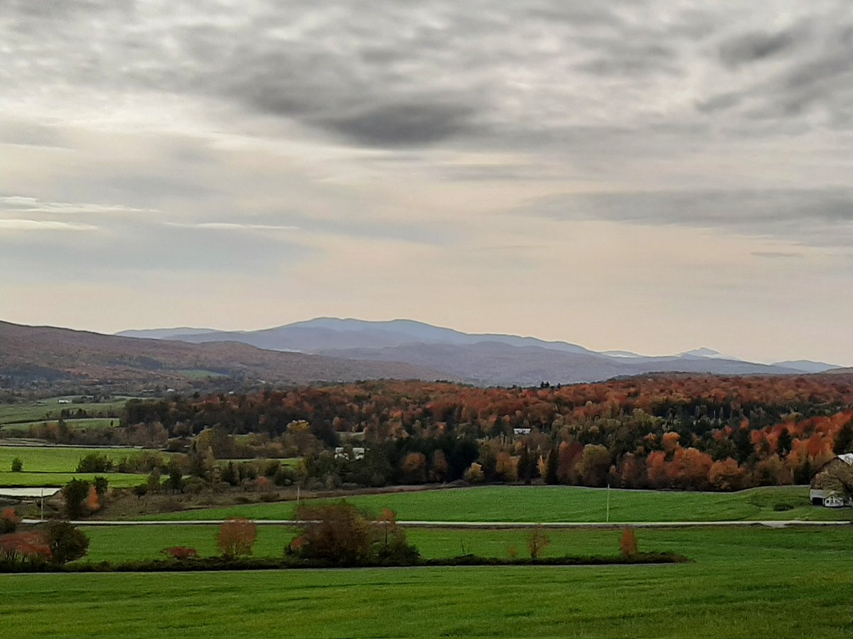 Mt Pinacle Frelighsburg/ Abercorn 
Physical border Canada/ USA ( tree cut from East to West)
Jay Peak Vt 🏂⛷️