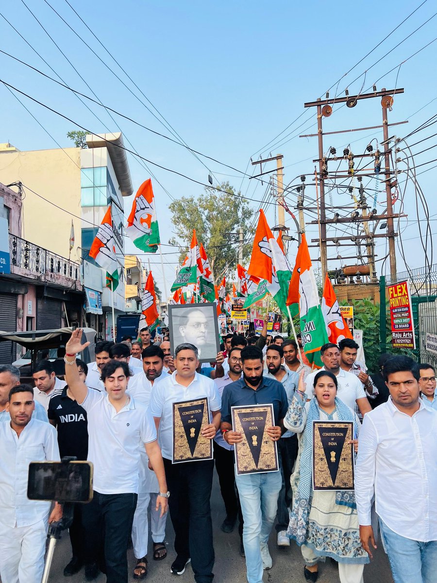 kataria_nishit's tweet image. देश के मुख्य न्यायाधीश पर हुआ हमला सिर्फ़ एक व्यक्ति पर नहीं, बल्कि भारत के संविधान और न्याय व्यवस्था की गरिमा पर चोट है।

गुरुग्राम में हरियाणा युवा कांग्रेस के कार्यकर्ताओं ने इस निंदनीय घटना के खिलाफ सड़कों पर उतरकर विरोध दर्ज कराया और RSS की तानाशाही सोच के विरुद्ध पुतला दहन…