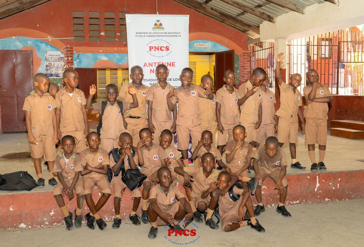 Le Programme Nl de Cantines Scol.(PNCS) a distribué de l'acassan et de la cassave au (beurre d'arachide) à 1 200 écoliers de deux établissements scolaires du Nord ( Ecole Fondamentale de Filles Fanelie François et Jean XXIII) lors de la réouverture des classes 2025-2026.<a href="/WFP_FR/">PAM (WFP in French)</a>