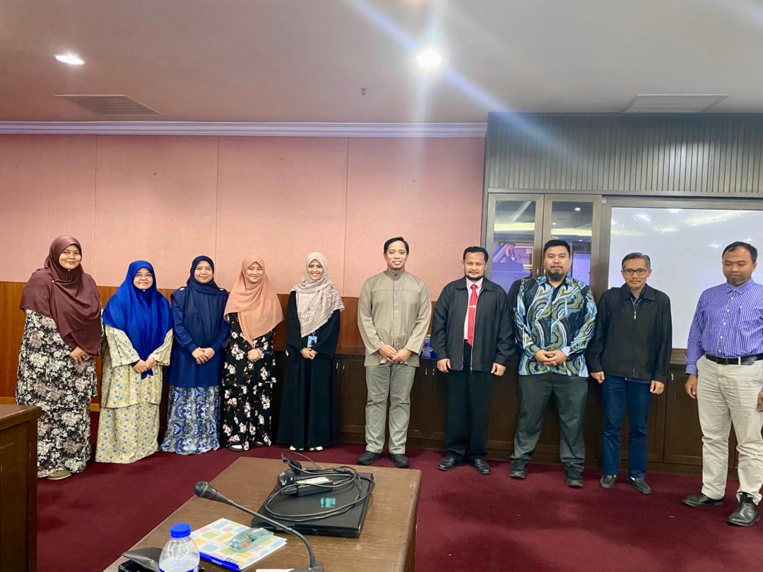 Selesai dua hari Bengkel Penerbitan Digital bersama para pensyarah Fakulti Quran dan Sunnah, USIM.

Hari pertama dikendalikan oleh <a href="/hafizlatiff111/">Hafiz Latiff</a>, dengan perkongsian asas penerbitan digital dan strategi menulis untuk khalayak umum. 

Hari kedua pula saya teruskan dengan sesi