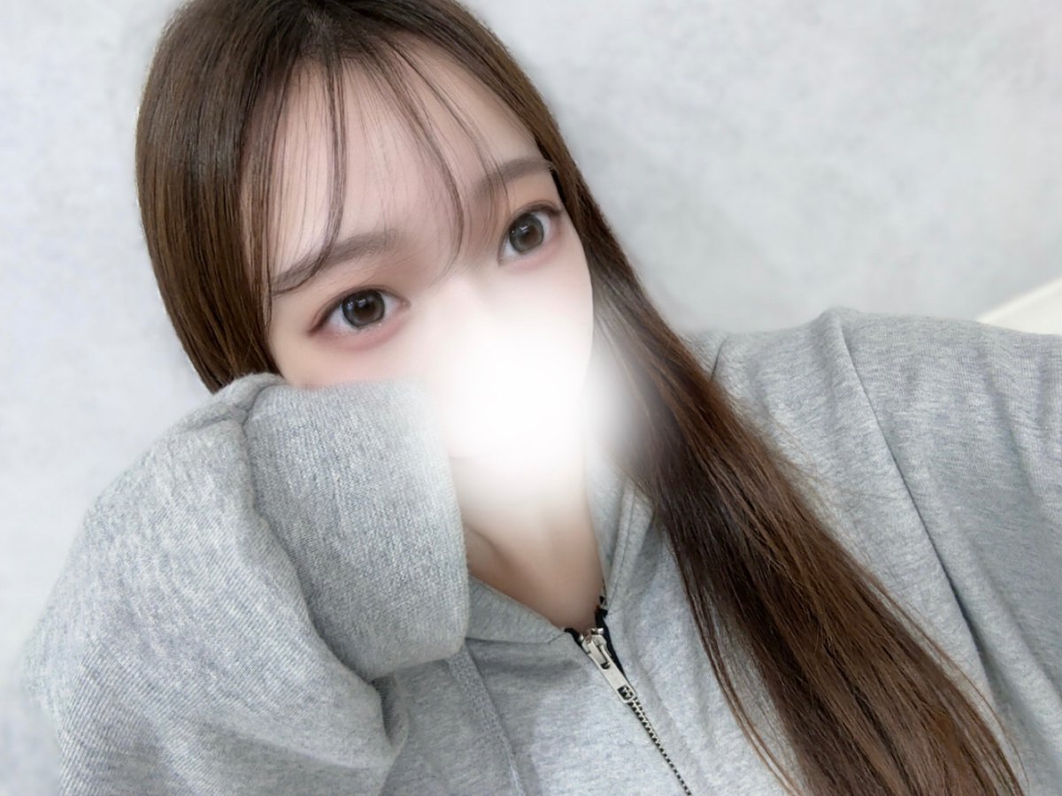 たまにはラフめなりんも♡
彼パーカー借りた彼女みたい？🍀.*

今日は【13:00-17:30】でお店います🎀
出勤時間短いから2枠限定だよっꉂ📢