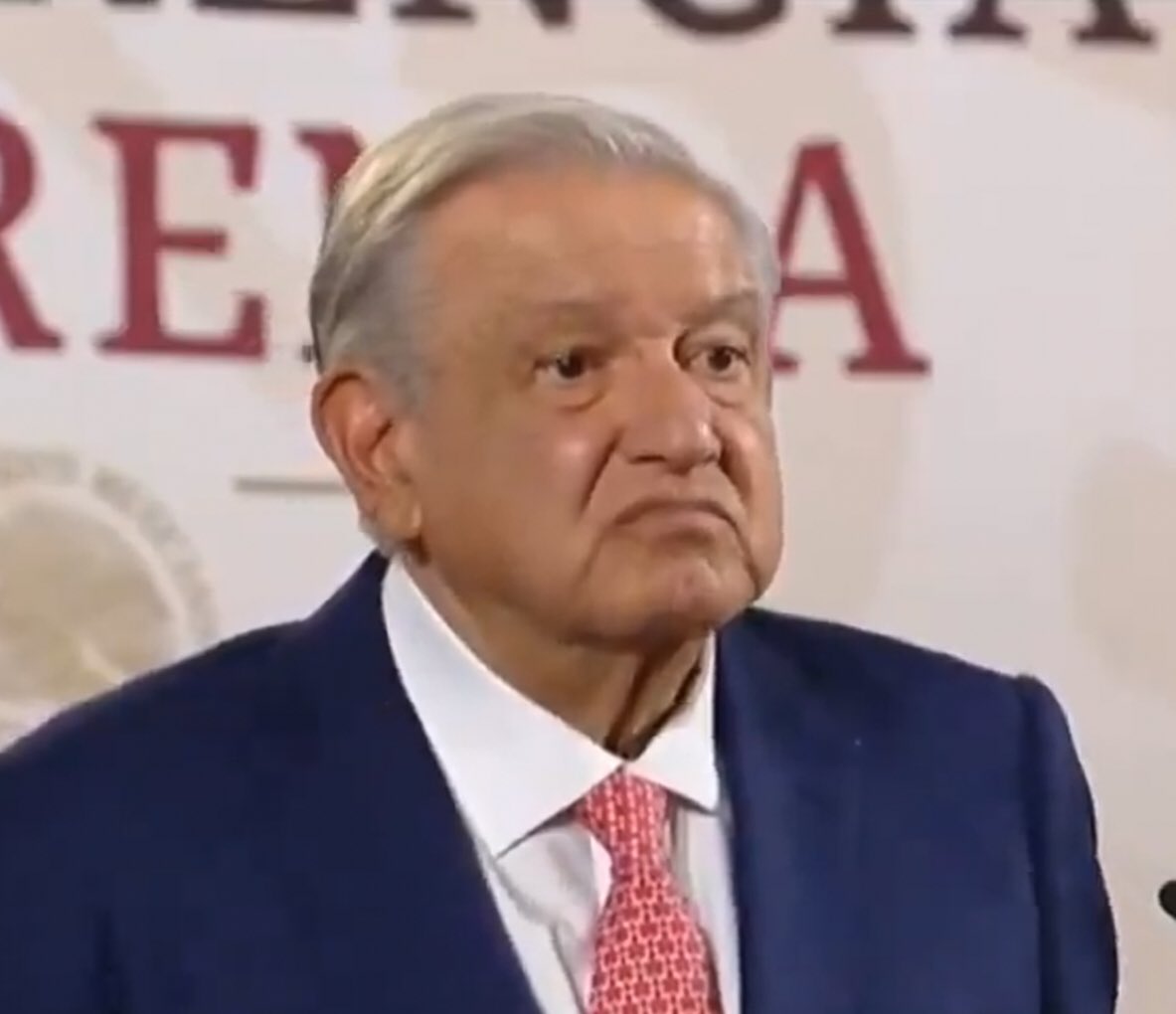 FarroRobot's tweet photo. El desfalco al erario causado por el huachicol fiscal de AMLO equivale a 80 veces el desfalco que causó la estafa maestra de Peña Nieto.

El Nerón de Macuspana no era igual, resultó mucho peor. https://t.co/PfpiH8QEUK