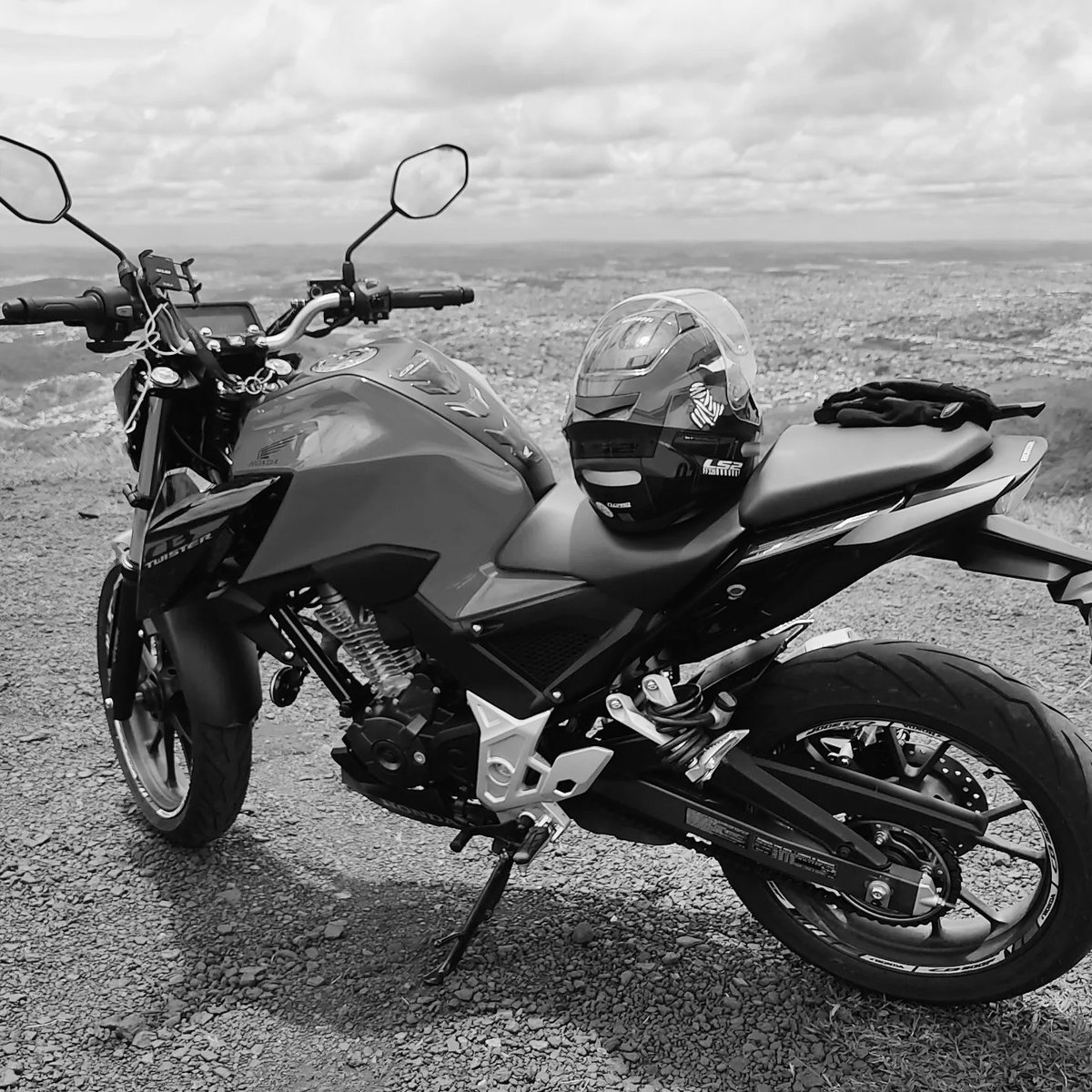 🎶 " Na minha eu vou devagarinho, e no final de ano eu vou passar de foguetão..." 🎶🚀