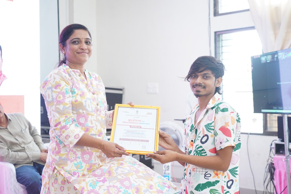 વિકાસ સપ્તાહ ૨૦૨૫ ની ઉજવણી અંતર્ગત જિલ્લા પંચાયત પ્રમુખશ્રી અને ધારાસભ્યશ્રી સાથે આઈ.ટી.આઈ, જેતપુર પાવી ખાતે આયોજિત રોજગાર અને કૌશલ્ય સશક્તિકરણ કાર્યક્રમમાં હાજર રહી યુવાનોને રોજગાર પત્ર તથા પ્રોવિઝનલ ઓફર લેટર એનાયત કરવામાં આવ્યા.<a href="/CMOGuj/">CMO Gujarat</a> <a href="/collectorcu/">Collector Chhotaudepur</a> <a href="/SDMChhotaudepur/">ASSISTANT COLLECTOR & SDM Chhotaudepur</a> <a href="/InfoGujarat/">Gujarat Information</a>