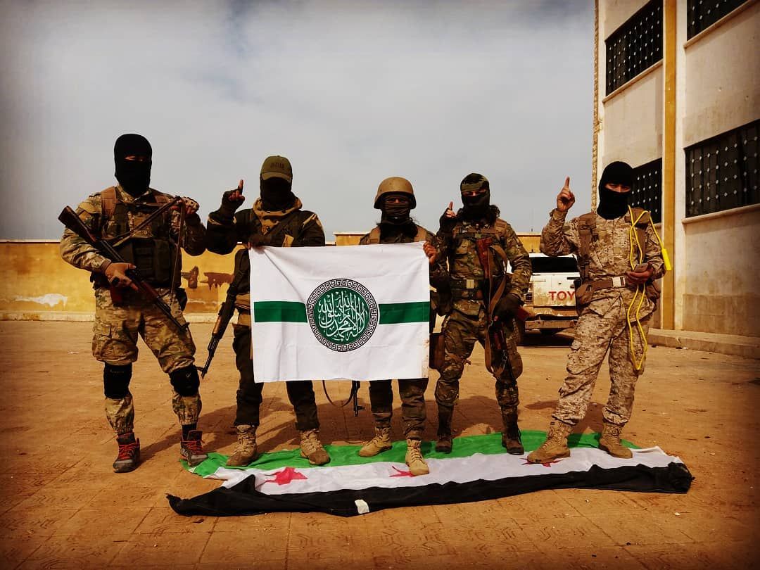 كبيركم الجولاني الذي علمهم كيفية الدعس على علم السوري 👞🇸🇾