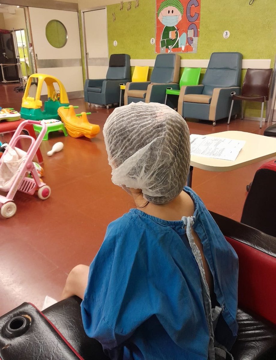 Inhumano. Ahora en <a href="/labrujula24/">LA BRÚJULA 24</a> Mariela, mamá de una niña bahiense de ocho años, que desde las 7 AM espera para ser operada en el Garrahan pero el PAMI NO envía el insumo para la intervención: "Estoy desesperada, ya no se que decirle a mi hija".