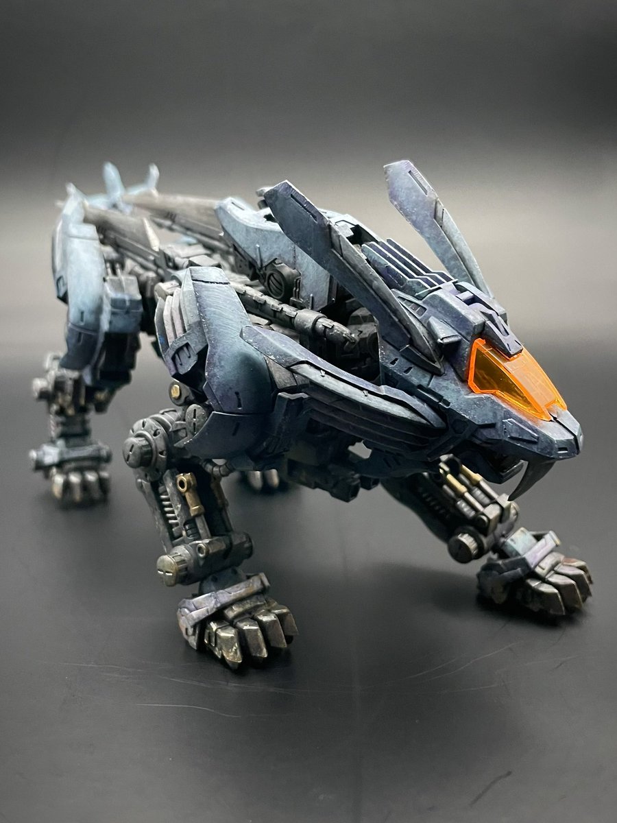 1/100 ゾイドリアライズモデル
ブレードライガー
スケールが1/100ってどうなんだろうと思っていましたが、思っていた以上に丁度いいサイズ感でした。
#ゾイド #筆塗り