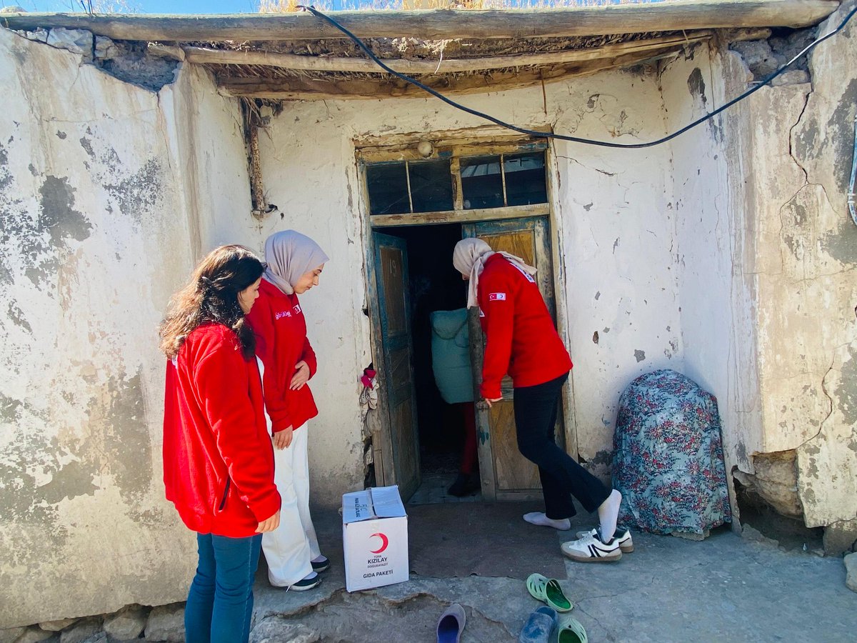 Kadın eli değen her iş, merhametle ve özenle büyür.

Kızılay Kadın bir gönül hareketidir ve
yardım eli uzatırken; sevgiyi, umudu, dayanışmayı da beraber taşır. ❤️

Bir köy okuluna giden çantanın içinde anne şefkati olur. Bir aşevinde çorbanın tüten dumanında merhamet olur.