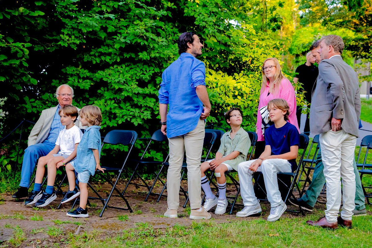 royalchildren_'s tweet photo. #KingCarlGustaf #PrinceCarlPhilip #PrinceAlexander #PrinceGabriel #PrinceJulian and #PrinceNicolas of Sweden attend the concert of the Finnish group KAJ, at Solliden Palace in Borgholm, Sweden 🪗 -July 20th 2025.
.
📷 : Gala Magasin. https://t.co/59mZYQJIb0