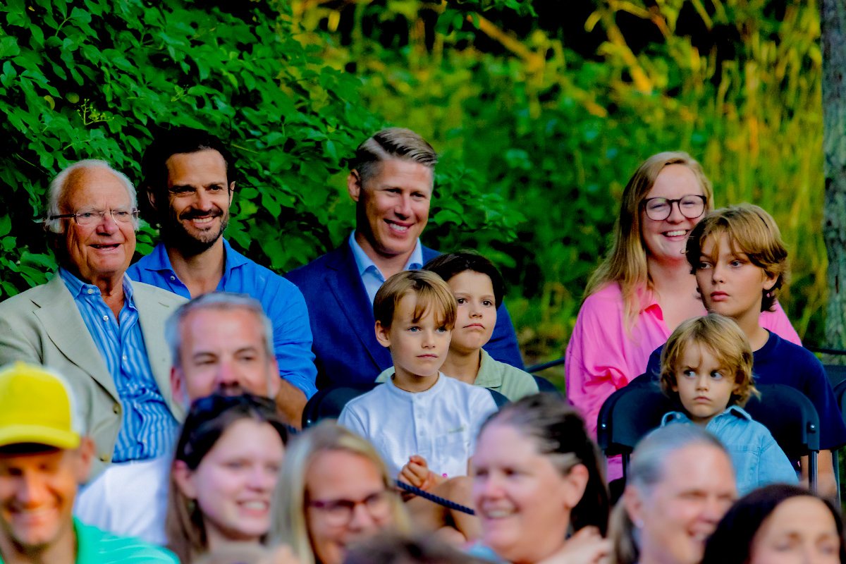royalchildren_'s tweet photo. #KingCarlGustaf #PrinceCarlPhilip #PrinceAlexander #PrinceGabriel #PrinceJulian and #PrinceNicolas of Sweden attend the concert of the Finnish group KAJ, at Solliden Palace in Borgholm, Sweden 🪗 -July 20th 2025.
.
📷 : Gala Magasin. https://t.co/59mZYQJIb0