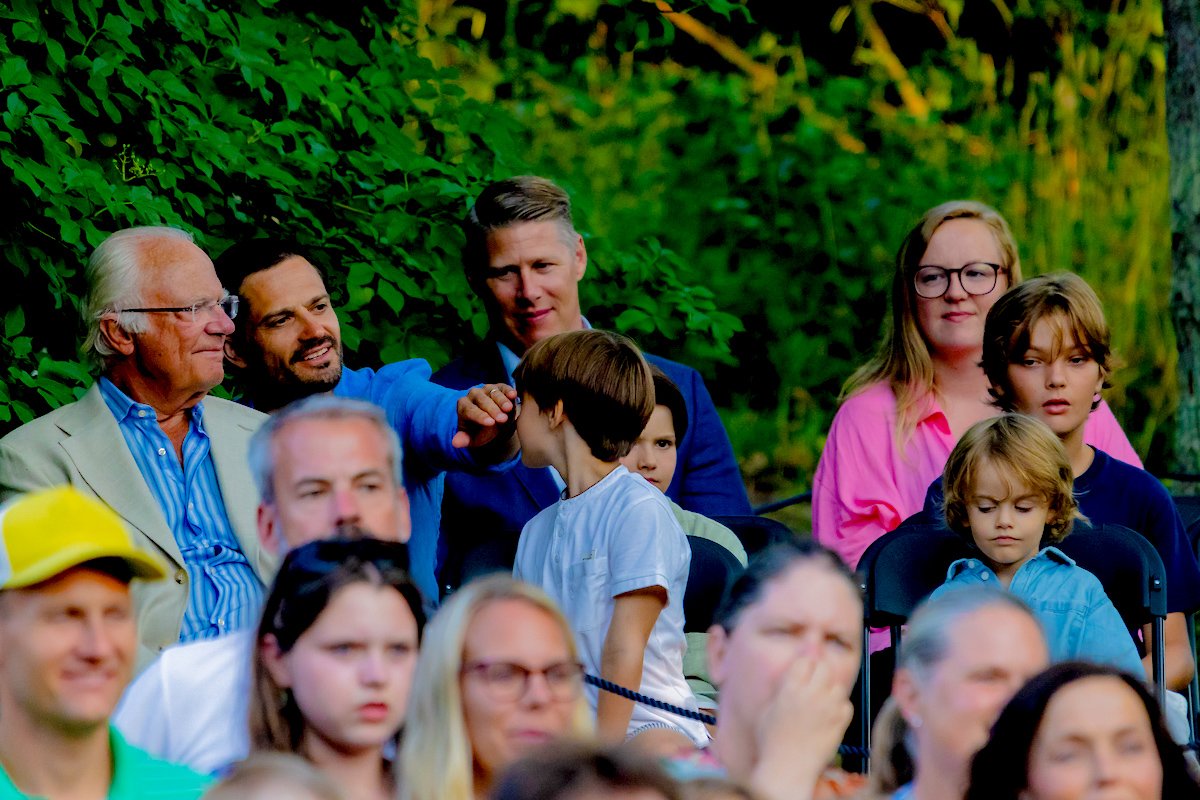 royalchildren_'s tweet photo. #KingCarlGustaf #PrinceCarlPhilip #PrinceAlexander #PrinceGabriel #PrinceJulian and #PrinceNicolas of Sweden attend the concert of the Finnish group KAJ, at Solliden Palace in Borgholm, Sweden 🪗 -July 20th 2025.
.
📷 : Gala Magasin. https://t.co/59mZYQJIb0