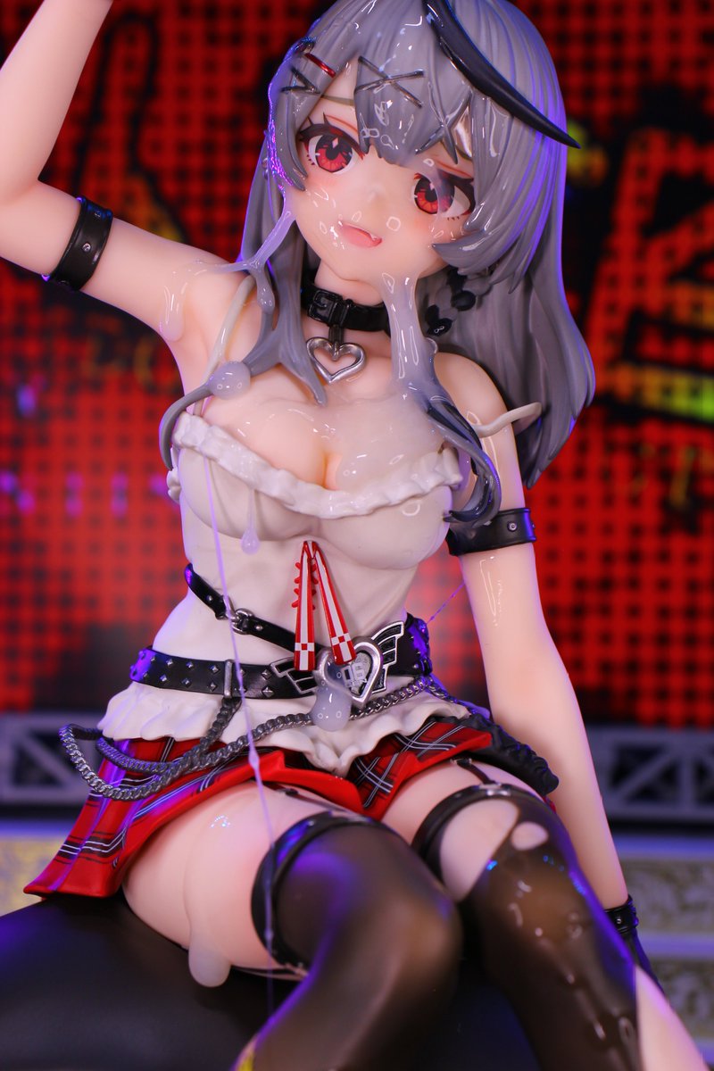 Otokurakunlove's tweet photo. 記念の一発目という事で、ぶっかけですっ！いやぁ素晴らしい出来ですねぇ。何処から撮影しても綺麗に可愛く、そして見事な身体です☆
赤チェックミニスカニーハイという絶対領域にガーターベルトと、肩出しのはだけた姿に今にもこぼれそうな…。なんて、ぶっかけてお仕置きだろ！

#フィギュアぶっかけ https://t.co/lAmpxzoL9Y