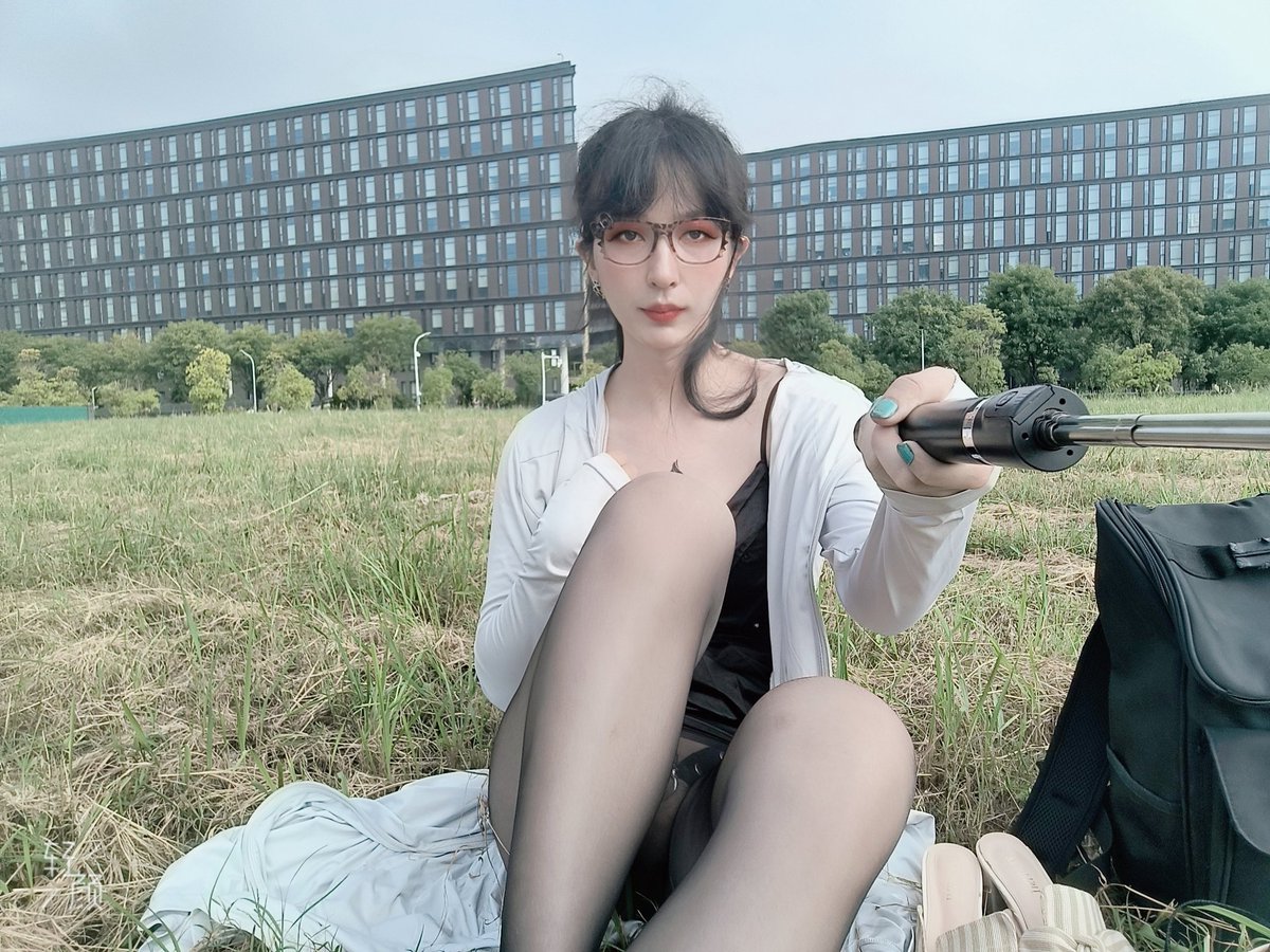 平板锁娘白天户外野地露出 #伪娘 #露出