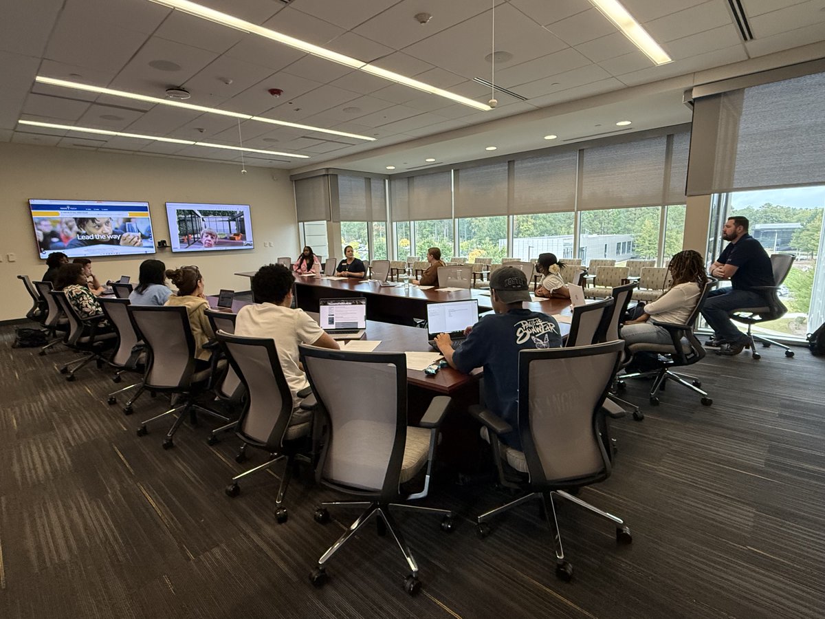 waketechcc's tweet image. Wake Tech’s Transfer Panels are connecting students to what’s next! 💙
Today’s event at the Scott Northern Wake Campus helped students explore four-year university pathways and ladder up their education and skills.

✨ Expect the Unexpected.

#WakeTech