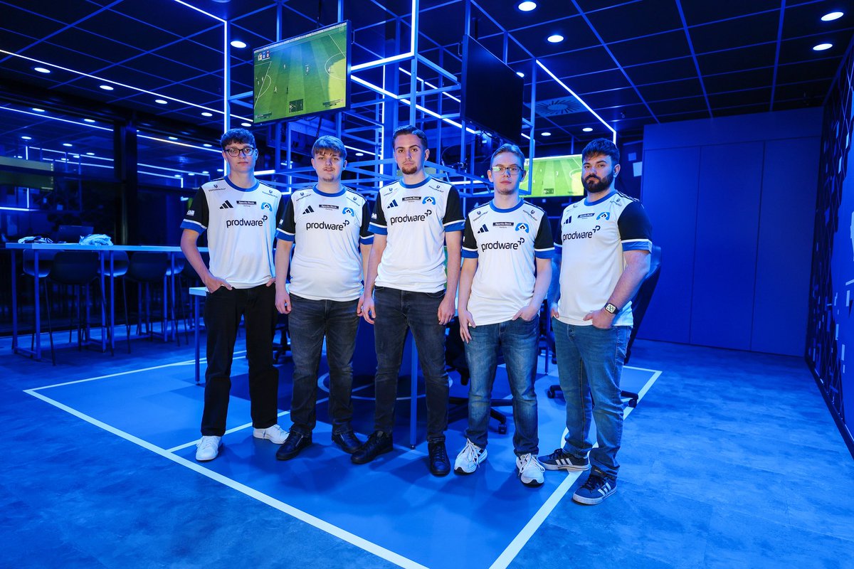 HSVeSports's tweet photo. Der Nachwuchs ist bereit - das ist unser HSV eSports-Nachwuchstram 2025/26! 🎮

Alle Infos 👉🏻 https://t.co/yaZKRajSh0 🔷

Auf eine erfolgreiche Saison! 🔵⚪️⚫️

#HSVeSports #eRothosen #eZwote #nurderHSV https://t.co/YG608hZ3wf