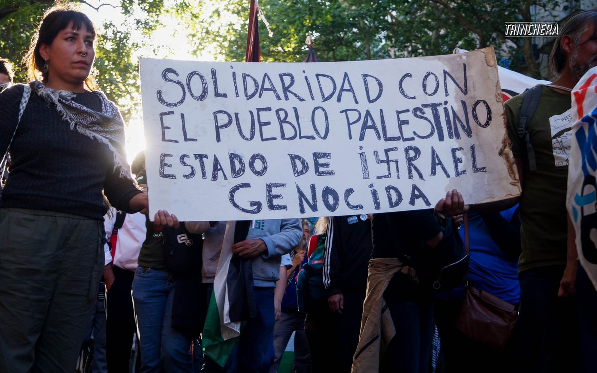 radio_trinchera's tweet photo. Pero también se repite la memoria de los pueblos que no se rinden, que se abrazan en la lucha por la vida y la dignidad. 

¡Palestina libre, desde el río hasta el 
mar!

📷 @ManesMalen77795 y @MatiMarchi https://t.co/EZ77VCqVNo