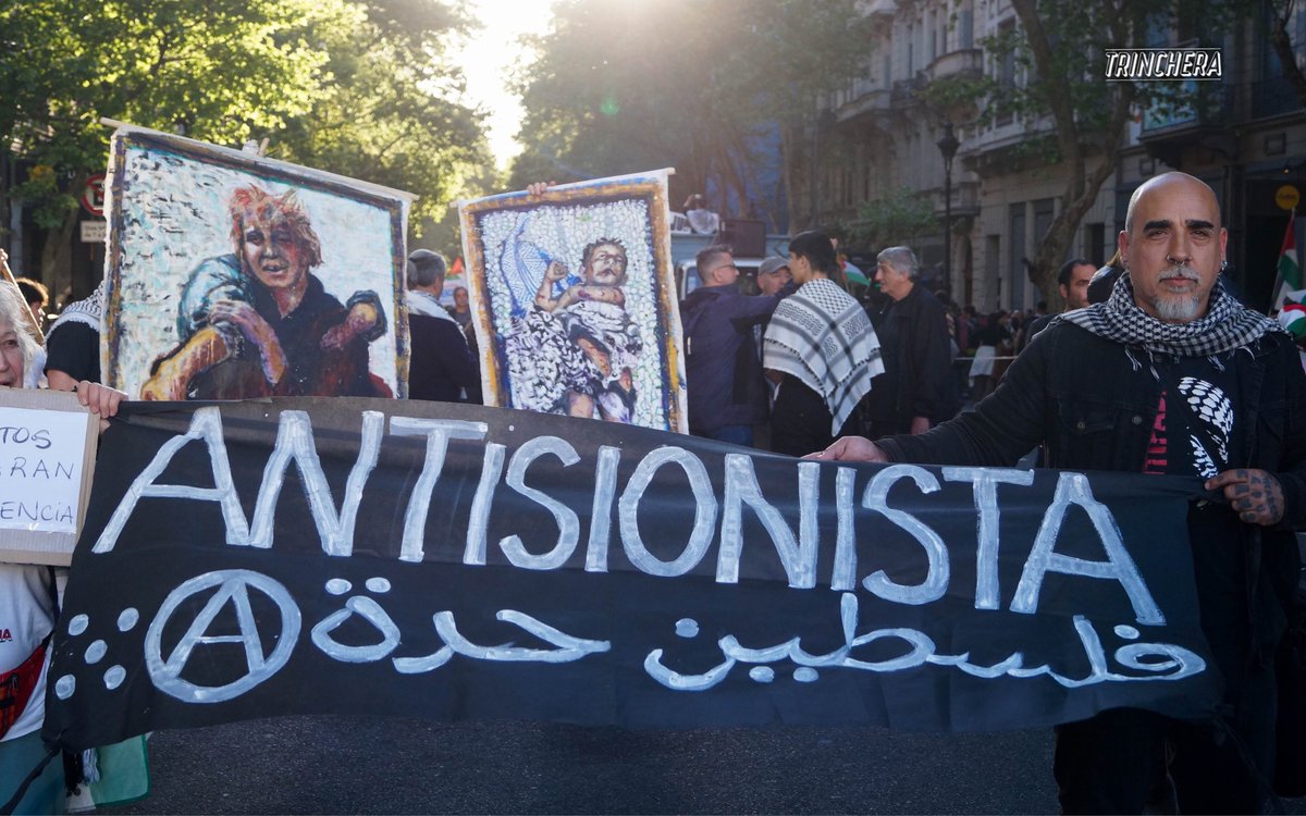 radio_trinchera's tweet photo. Pero también se repite la memoria de los pueblos que no se rinden, que se abrazan en la lucha por la vida y la dignidad. 

¡Palestina libre, desde el río hasta el 
mar!

📷 @ManesMalen77795 y @MatiMarchi https://t.co/EZ77VCqVNo
