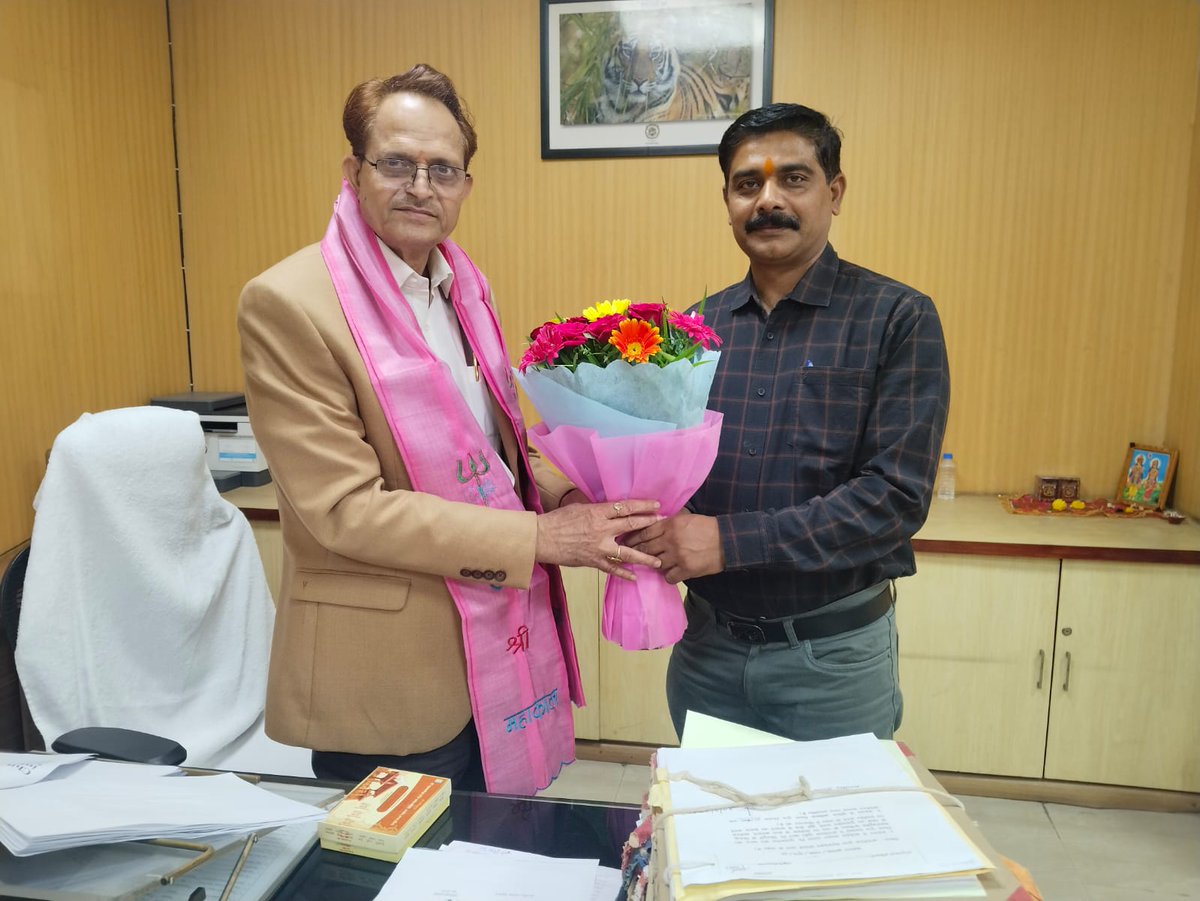 dsdeepaksharm11's tweet image. आदरणीय श्री अवधेश प्रताप सिंह आईएएस सदस्य मध्यप्रदेश मानव अधिकार आयोग भोपाल को पुष्प गुच्छ भेट की.............