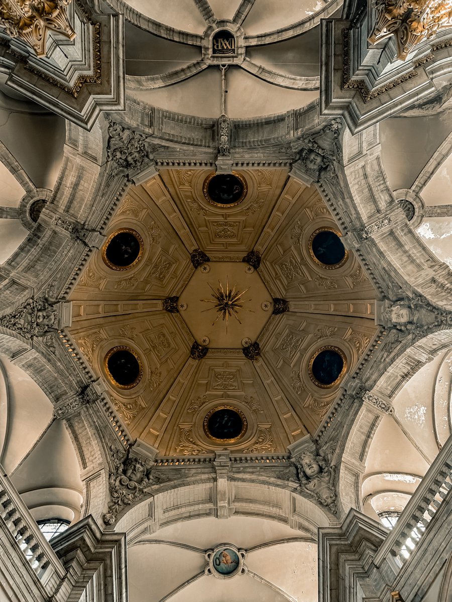 A ceiling in Brussels 📸
