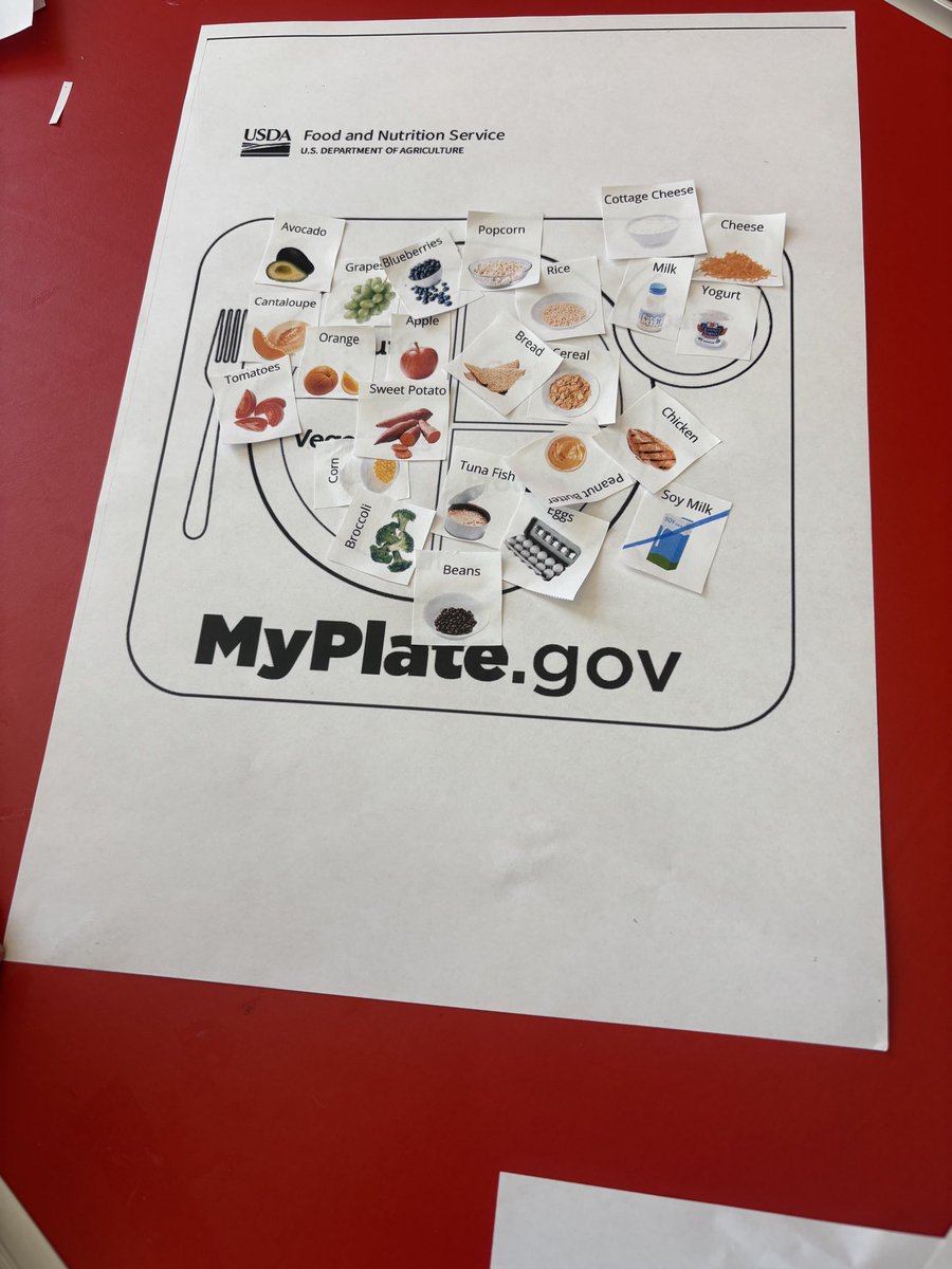 GreenwichLibs's tweet image. We enjoyed a fun #MessyMorning at #PlumsteadLibrary! We celebrated National Fitness Day with healthy eating collages + even had tried the leisure centre&apos;s rowing machine afterwards! 🍎 Join the fun every Thursday from 10.30-11.30am to borrow books + #Craft! 📚 #LoveYourLibrary