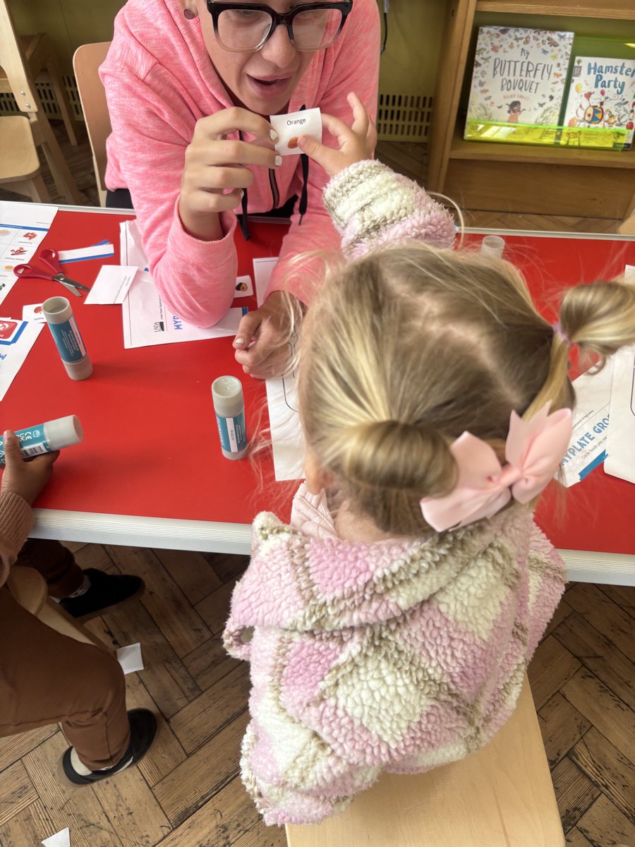 GreenwichLibs's tweet image. We enjoyed a fun #MessyMorning at #PlumsteadLibrary! We celebrated National Fitness Day with healthy eating collages + even had tried the leisure centre&apos;s rowing machine afterwards! 🍎 Join the fun every Thursday from 10.30-11.30am to borrow books + #Craft! 📚 #LoveYourLibrary