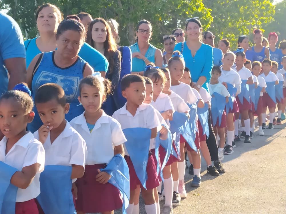 VanguardiaCuba's tweet photo. 🇨🇺 En la Plaza de la Revolución Ernesto Che Guevara, de Santa Clara, alumnos que cursan el primer grado en la enseñanza primaria recibieron hoy su pañoleta azul e ingresaron a la @OPJMCuba, guiados por la consigna: «Pioneros por el comunismo: seremos como el Che». https://t.co/Su4SoYYjSM