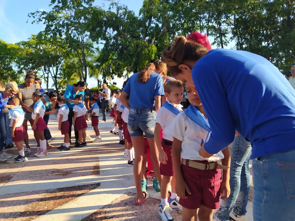 VanguardiaCuba's tweet photo. 🇨🇺 En la Plaza de la Revolución Ernesto Che Guevara, de Santa Clara, alumnos que cursan el primer grado en la enseñanza primaria recibieron hoy su pañoleta azul e ingresaron a la @OPJMCuba, guiados por la consigna: «Pioneros por el comunismo: seremos como el Che». https://t.co/Su4SoYYjSM