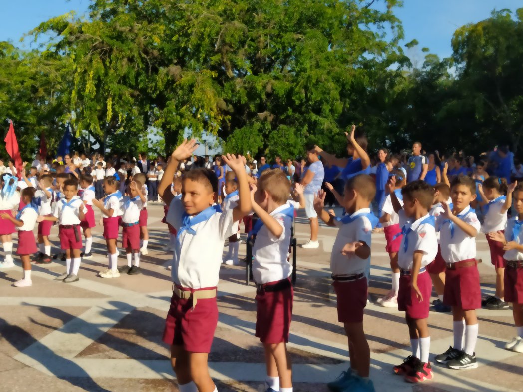 🇨🇺 En la Plaza de la Revolución Ernesto Che Guevara, de Santa Clara, alumnos que cursan el primer grado en la enseñanza primaria recibieron hoy su pañoleta azul e ingresaron a la <a href="/OPJMCuba/">OPJM Cuba</a>, guiados por la consigna: «Pioneros por el comunismo: seremos como el Che».