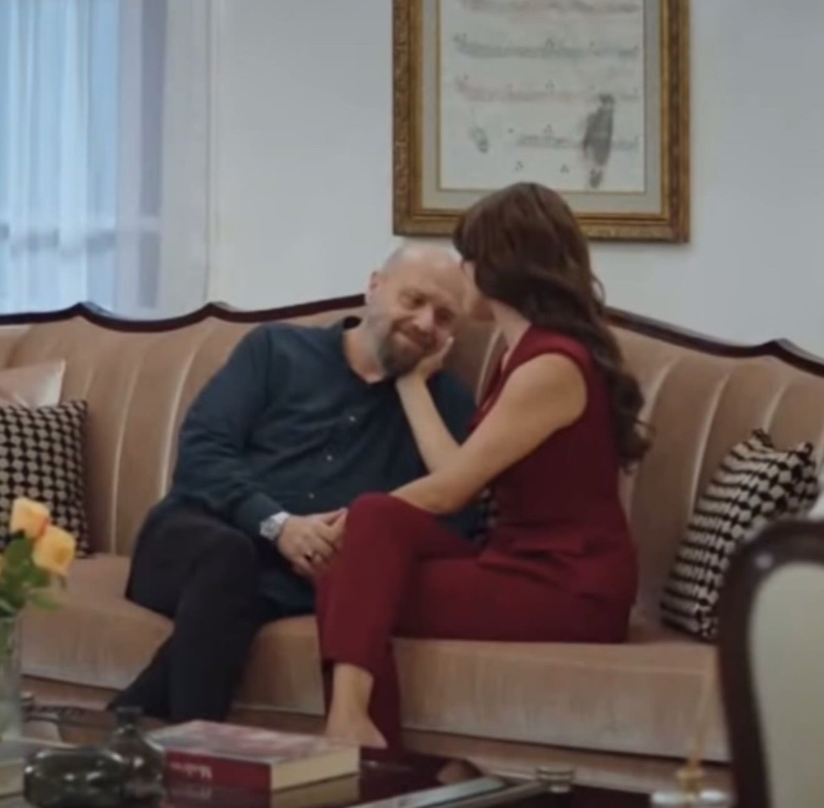 O kadar dikkat çekiyor ki bu durum. Yazmak istemiyorsanız PR'ını da yapmayın artık KıvMer'in. 3.sezonda ayrılardı barıştılar hamilelik oldu hiçbir şey değişmedi. Şimdi aynı evde evli mutlu çocuklu çift güya. Çekip fragmana koydukları sahneleri de kesiyorlar. Bu neyin nesi?