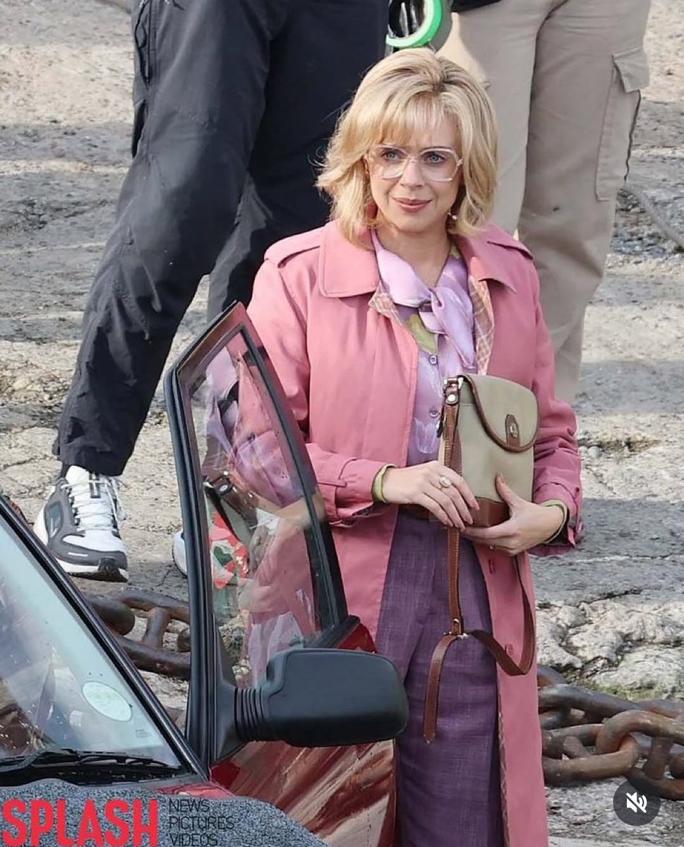 Après John Lithgow en Dumbledore, voici un nouvel aperçu de Bel Powley en Pétunia Dursley dans la série télévisée #HarryPotter de <a href="/HBO/">HBO</a> !
