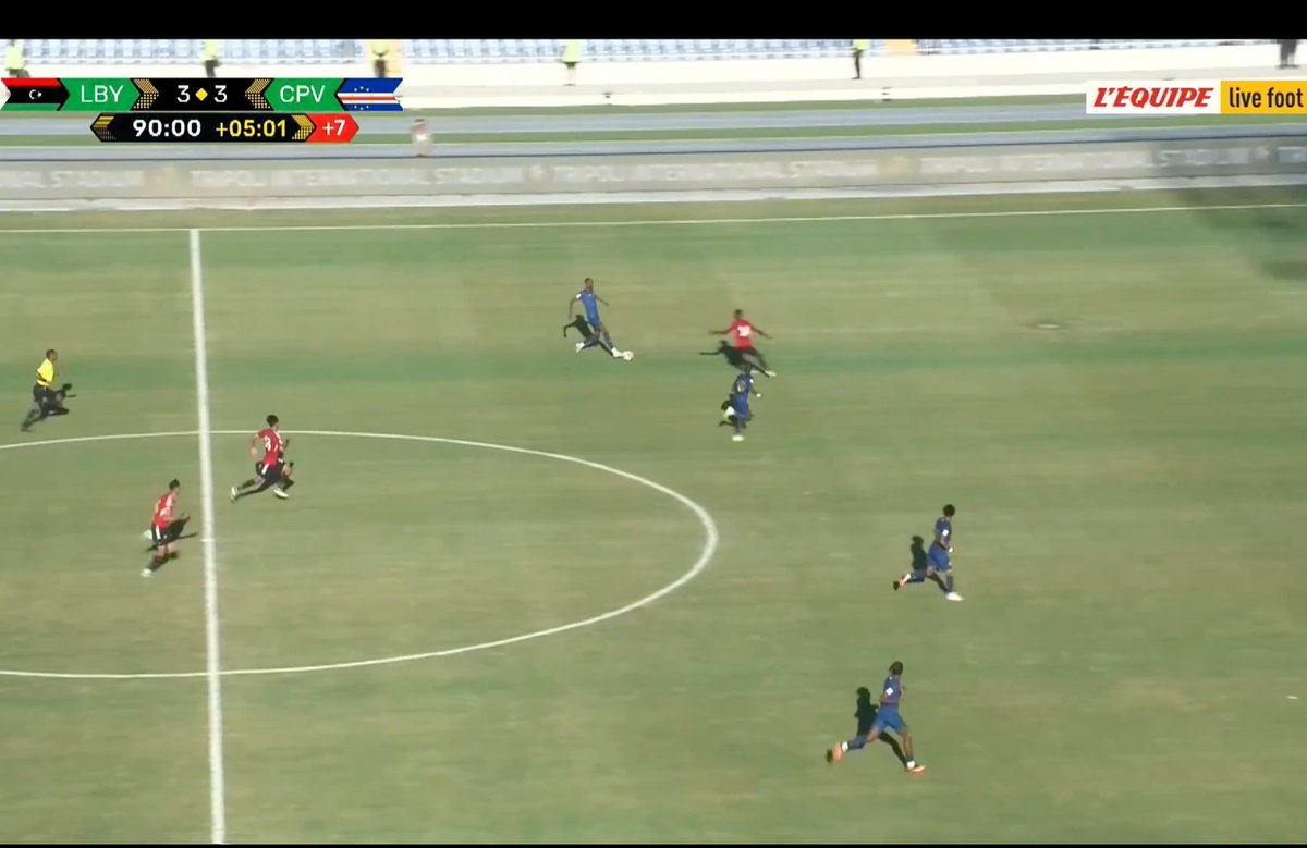 footmercato's tweet photo. L’arbitre du match a sifflé hors-jeu sur cette action alors que les Cap-Verdiens filaient droit au but ! 😳🇨🇻

Le Cap-Vert fait match nul… alors qu’une victoire leur aurait offert une QUALIFICATION historique pour la CDM. 

Un véritable scandale... 😓 https://t.co/M2GRyKqFnv