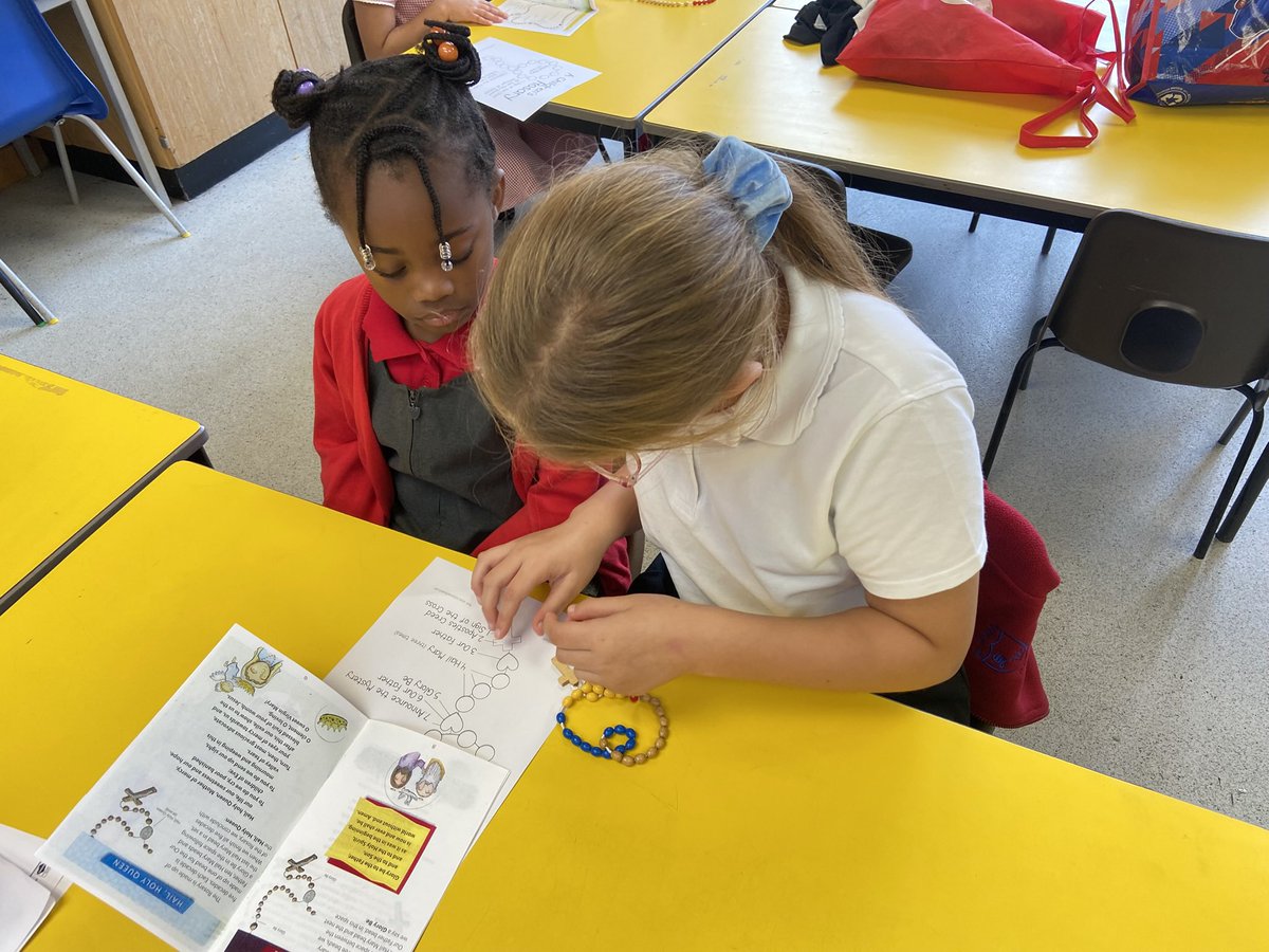 stwilfshulme's tweet image. Chaplaincy sharing their knowledge about the Rosary @RCSalfordEd