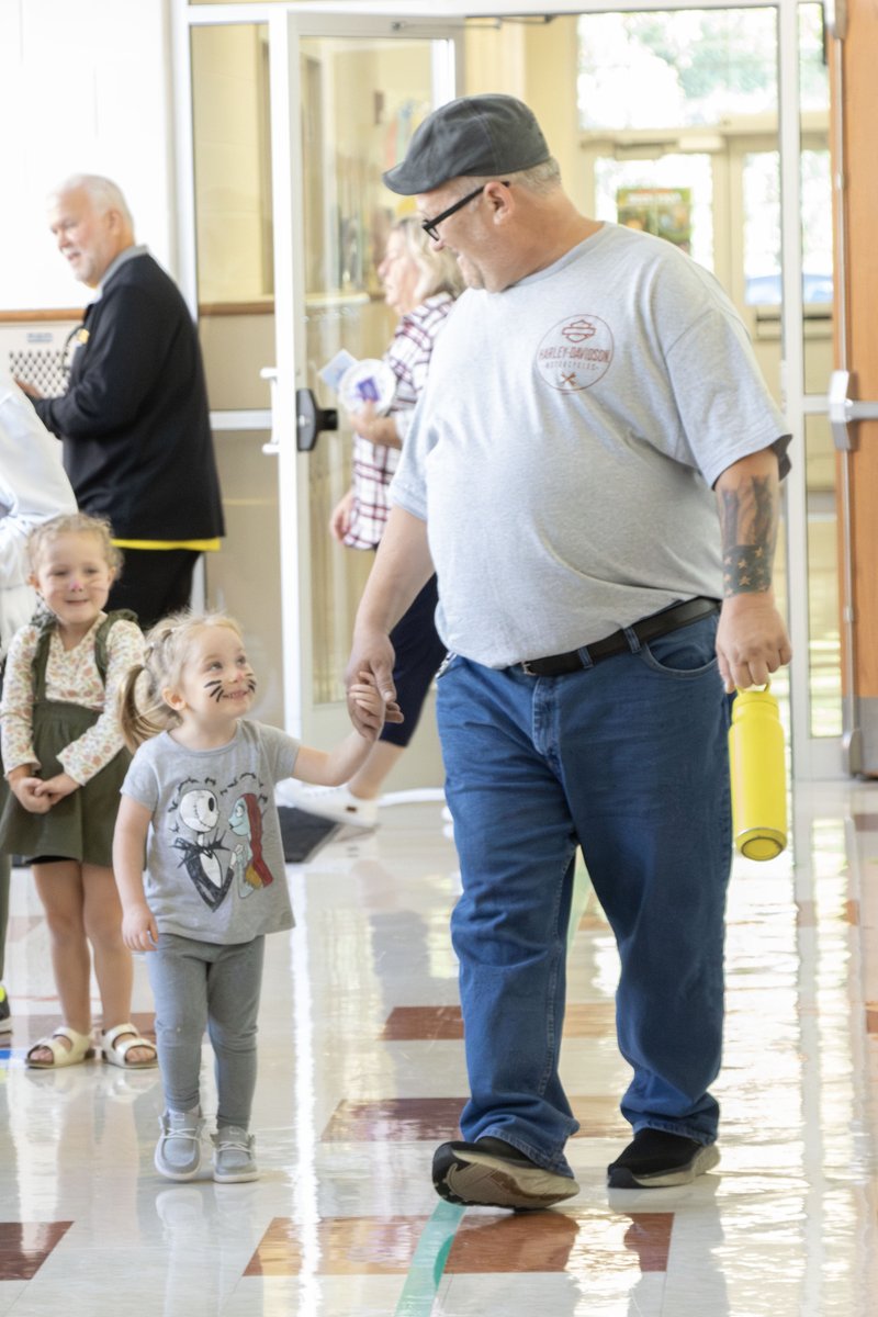 AllianceCSD's tweet image. The preschoolers were so excited to have their grandparents spend the day with them last week! They did fun crafts, got their faces painted, tasted red and green apples, visited the book fair and played at sensory tables. What a special day for our youngest Aviators! ✈ #RepthatA