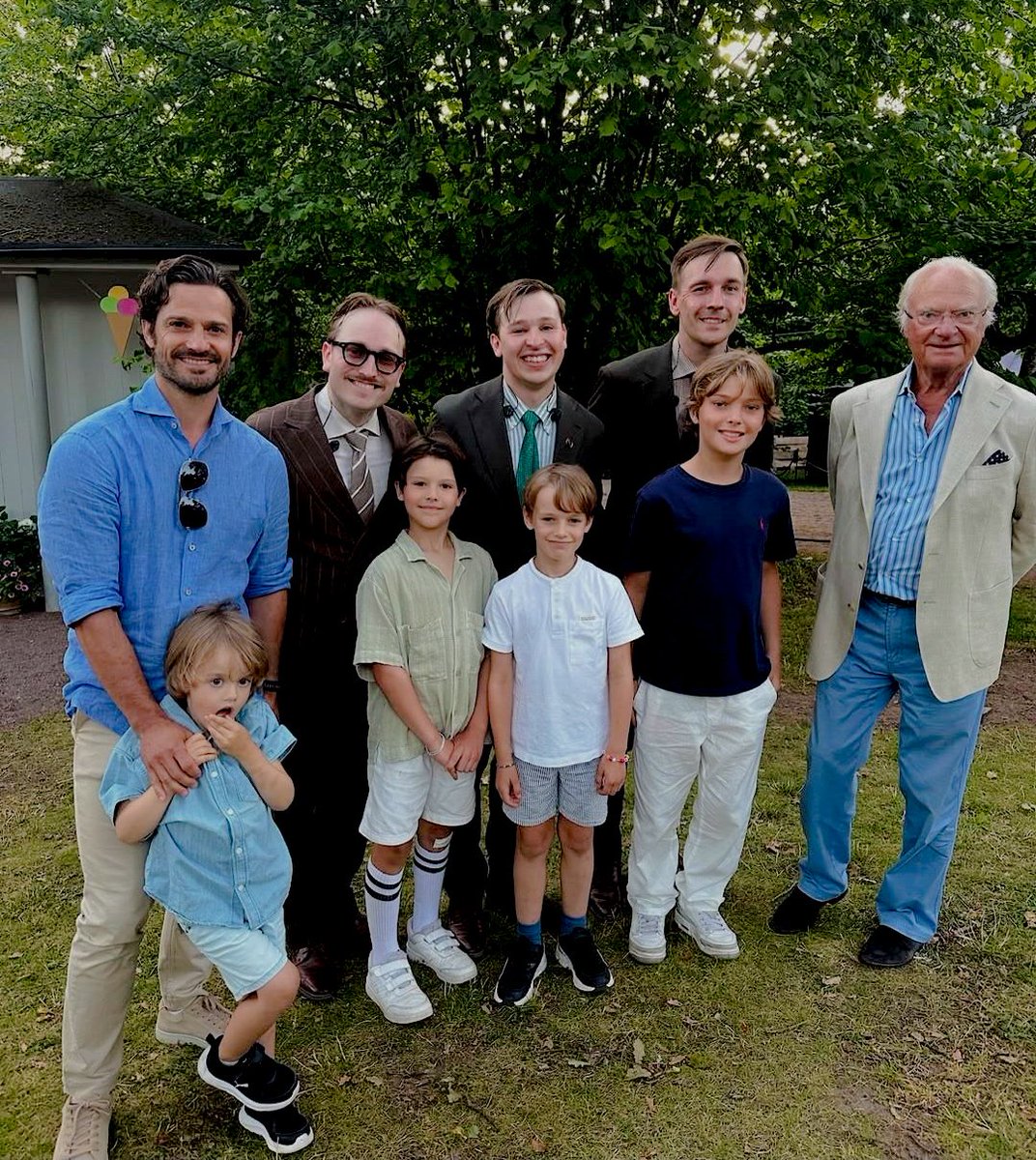 royalchildren_'s tweet photo. #KingCarlGustaf #PrinceCarlPhilip #PrinceAlexander #PrinceGabriel #PrinceJulian and #PrinceNicolas of Sweden attend the concert of the Finnish group KAJ, at Solliden Palace in Borgholm, Sweden 🪗 -July 20th 2025.
.
📷 : humorgruppen.kaj on Instagram. https://t.co/oV5Wdaualz