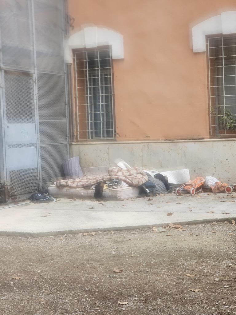 Residencia de un "sintecho" junto a la puerta del Centro de Salud de Padre Jofré: Servicios sociales, 0 - Mantenimiento de Jardines, 0 - Limpieza urbana, 0 - Consellería de Sanitat, 0. Ignorancia al ciudadano,  100.