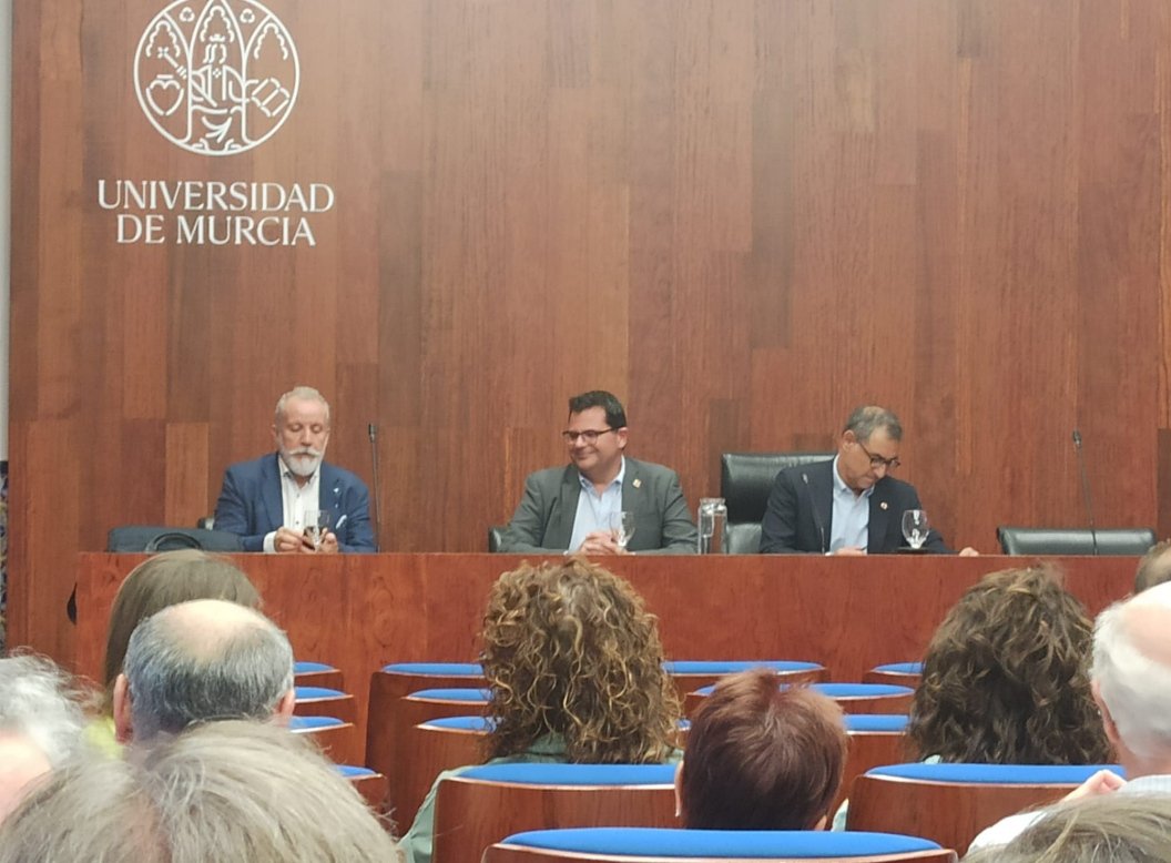 Gracias José Luján Alcaraz y Julio Navarro Albero por haberme acompañado esta noche. Y a todos por haber estado allí.