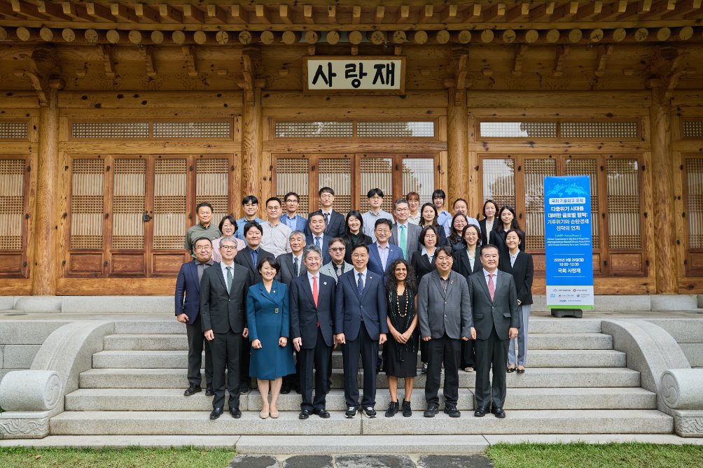 🇰🇷UNEP co-hosted the UNEP–Korea Forum on aligning science-based climate adaptation &amp; circular economy for a just transition, bringing together parliamentarians, scientists &amp; experts.

“Science explains why we must act — circular economy shows how we can transform.” 🌍♻️