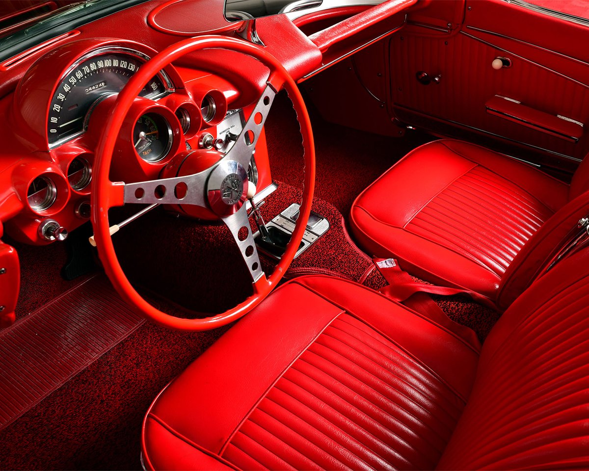 Barrett_Jackson's tweet image. Top up or top down? This 1962 @Chevrolet #Corvette 327/360 convertible is a timeless icon. Powered by its correct 327/360hp fuel-injected #V8 and 4-speed manual transmission, this beauty commands attention.

Learn more: bit.ly/AZ25TW-1962Che…