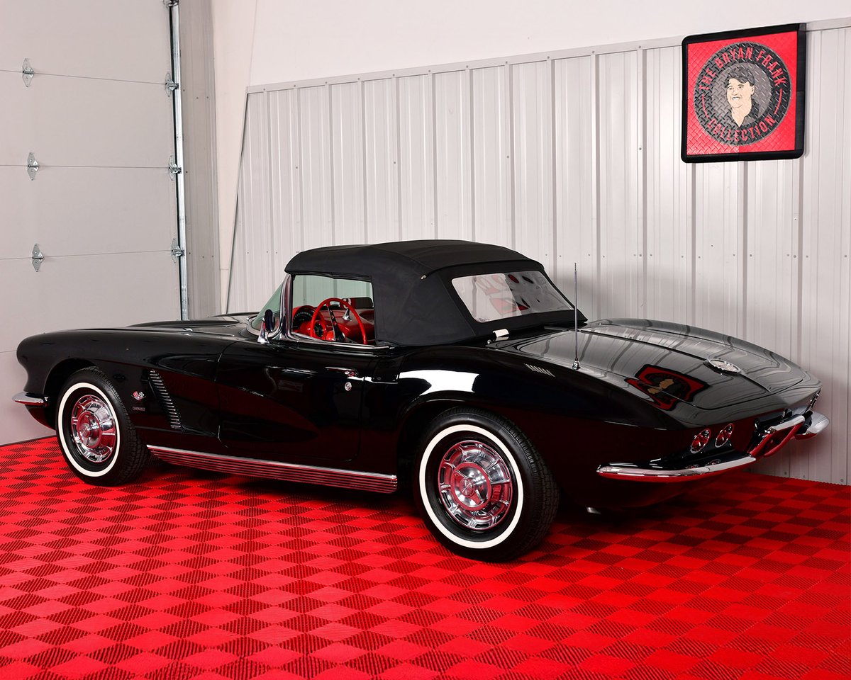Barrett_Jackson's tweet image. Top up or top down? This 1962 @Chevrolet #Corvette 327/360 convertible is a timeless icon. Powered by its correct 327/360hp fuel-injected #V8 and 4-speed manual transmission, this beauty commands attention.

Learn more: bit.ly/AZ25TW-1962Che…