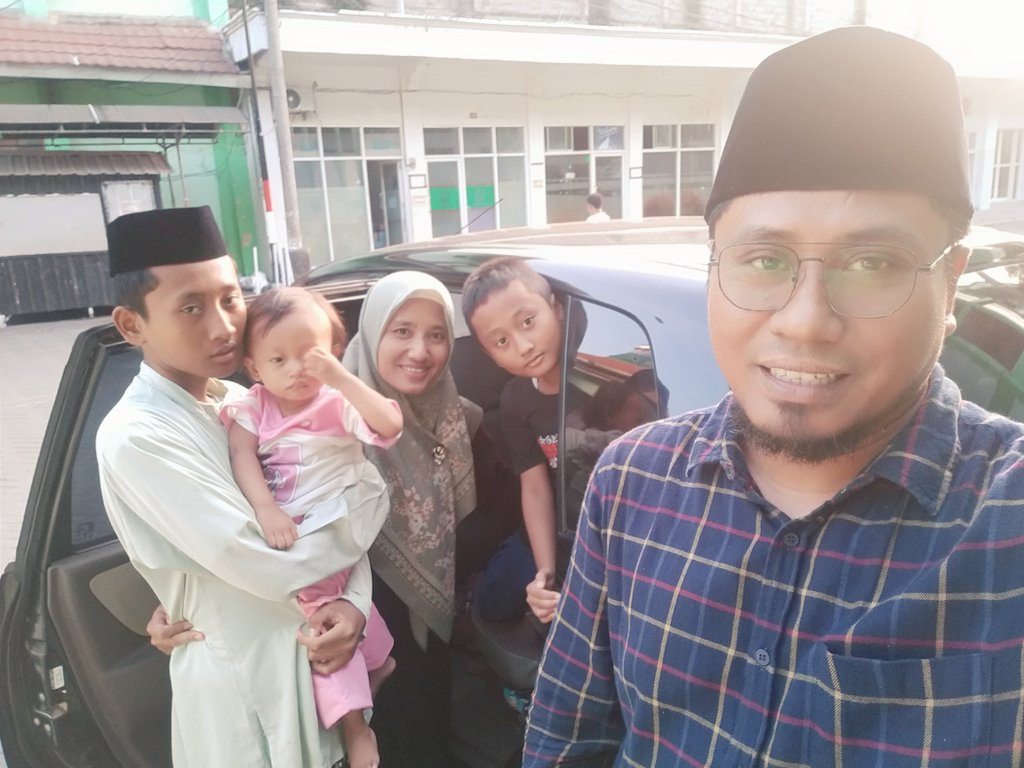 adik digendong kakak saat sambang di ponpes