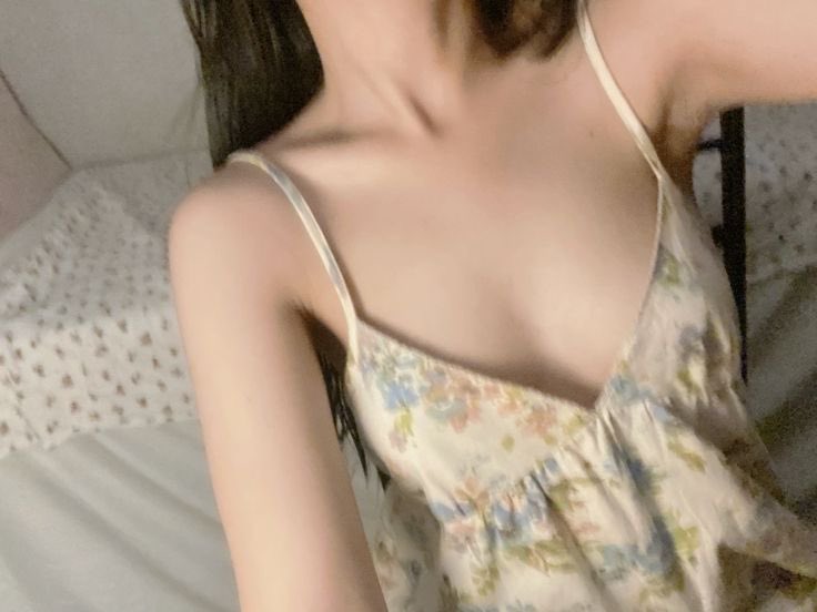 Uyumayan benimle yetişkin şeyler konuşacak birisi var mı?