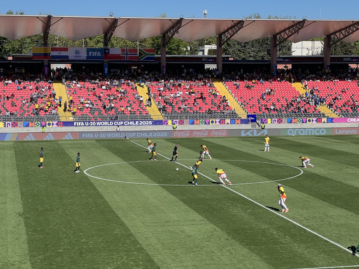 #U20WC 🇨🇱
📍 Mundial Sub 20 Chile 2025.
⏱️ Min 18.
La selección salió con todo, incluso le dejaron de sancionar un posible penal.
Los cafeteros atacan por bandas y hacer sufrir a los africanos.
Sudáfrica intenta salir de la cueva pero se nota imprecisa en el último tramo del