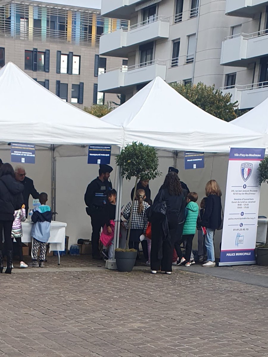 PSIssy2's tweet image. Les socialistes étaient présents à la 2ᵉ #JournéeDeLaRésilience à Issy-les-Moulineaux.
Face au réchauffement climatique et aux pluies diluviennes, la prévention des risques d’inondation est un enjeu majeur.
#Climat #Solidarité #Issy #Résilience