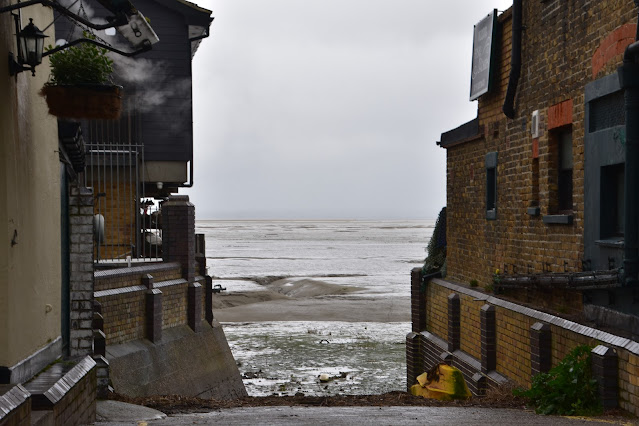 Kaulofthewilduk's tweet image. New blog post out! 🚨

Here I reflect on two visits to the Thames Estuary last year.  It was a privilege to learn about its heritage, landscapes and wildlife from @AndrewMillham and @SimonGinnaw.

Read here: kabirkaul.wordpress.com/2025/10/06/two…

@StephenMoss_TV @RobGMacfarlane