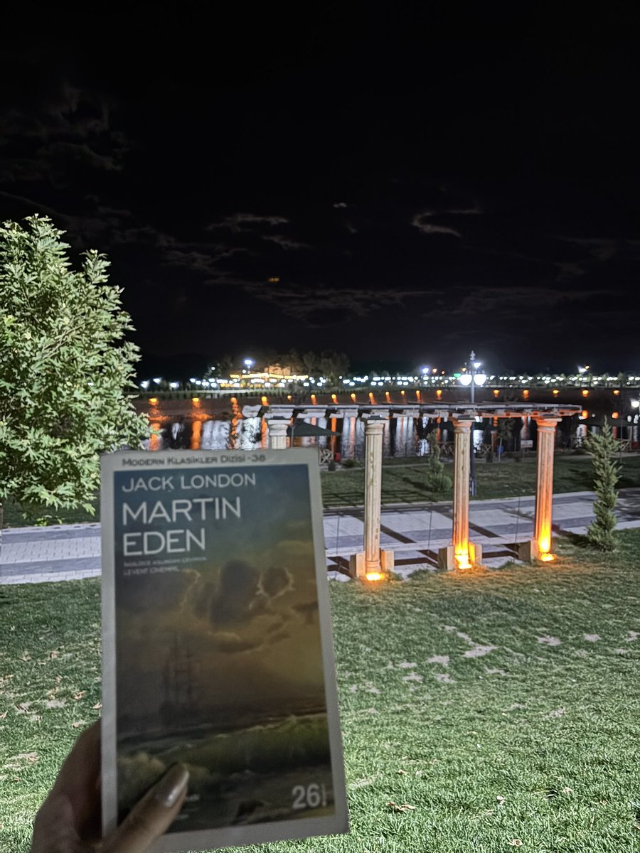 Ruhsal betimlemelerle dolu, okurken insanı derin duygulara sürükleyen öyle güzel bir kitap ki dönüp ikinci kez okutturabiliyor💫